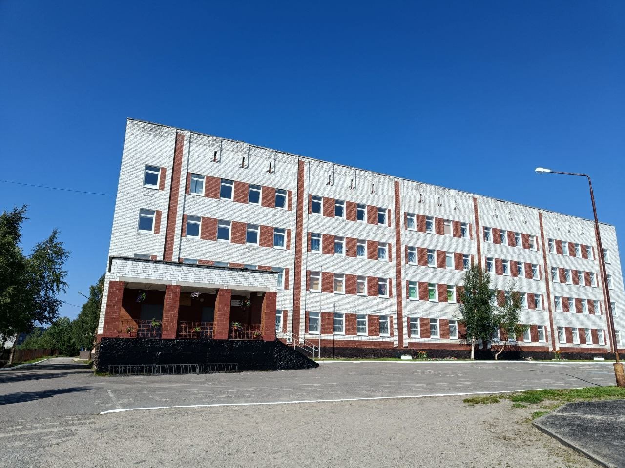Губернатор Андрей Чибис осмотрел реконструированные библиотеку и школу в Высоком
