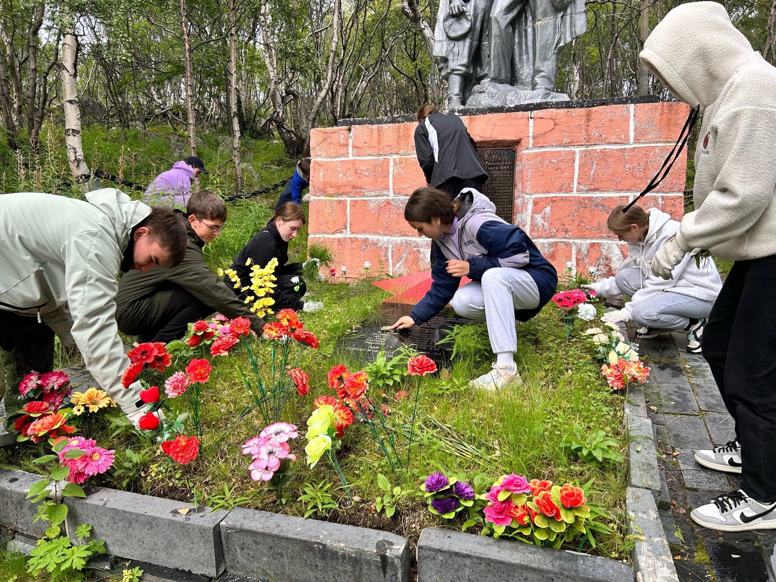 Молодые волонтеры благоустроили мемориальный комплекс в Лиинахамари