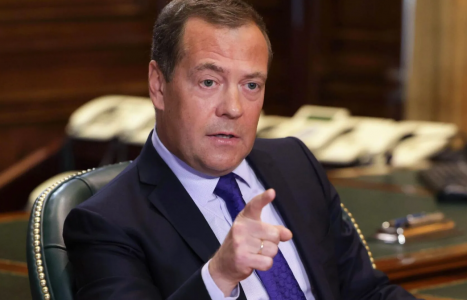 «Пацаны, чушпаны, полицаи на улицах, оживление мумий инопланетян»: Дмитрий Медведев сделал порцию предсказаний на 2024 год