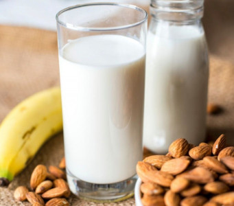 «Невероятно вкусный витаминный согревающий напиток»: готовим банановое молоко — идеальный коктейль для зимних вечеров