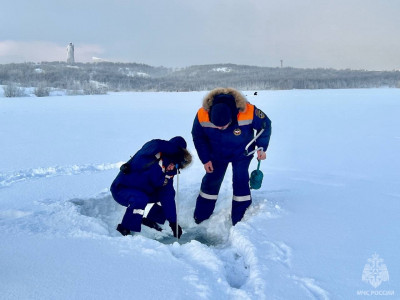 Небезопасное ныряние: в некоторых районах Мурманское области могут запретить выход на лед во время Крещения