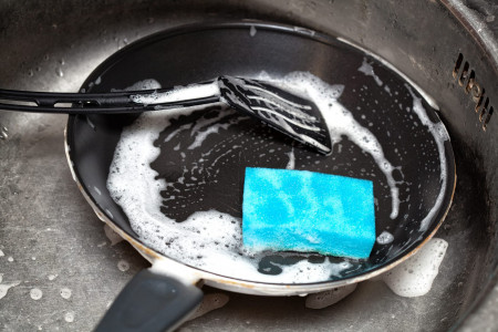 Необходимый эффект уже через 15 минут: для чистки сковороды от нагара используйте этот порошок — не сода и не зола