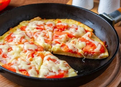 Такой вкуснятины даже в Италии нет: готовим быструю пиццу на сковороде за 10 минут — никакой духовки и раскатки теста