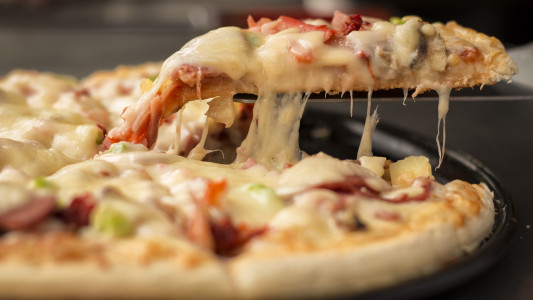 Сытное блюдо для всей семьи: домашняя пицца за 15 минут — все ингредиенты найдутся в любом холодильнике