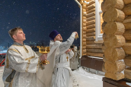 В Кировске освятили храм Лазаря Четверодневного