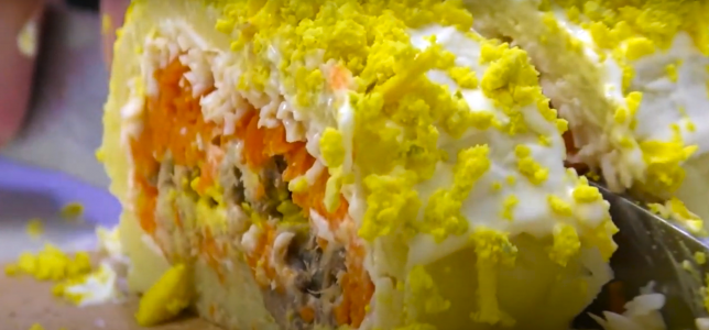 Из картофеля, моркови и яиц: готовим роллы «Мимоза» за 15 минут — в 100 раз круче надоевшего салата