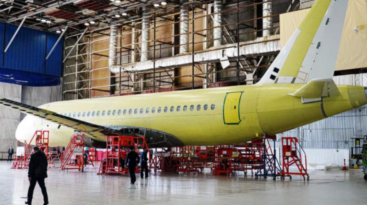 Что не так с российскими самолетами: «Ростех» объявил о переносе поставок импортозамещенных самолетов SJ-100 — сдвинуто на 2026 год