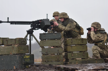 У хлопцев новый тренд: украинские военные начали выбрасывать полученное от Запада оружие — что им не нравится