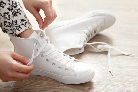 Кроссовки станут белоснежными: вот какое средство способно очистить обувь от серости и грязи — обязательно сделайте это весной
