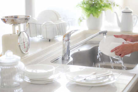 Без химии: как очистить посуду от нагара и жира — понадобится «макаронная» вода