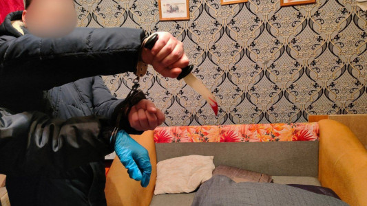 Житель Кировска жестоко расправился со спящей женщиной