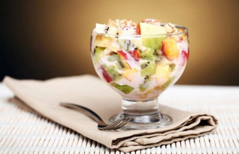 Полезный фруктовый салат: станет заменой вредным тортикам — можно смело есть в любое время суток, не переживая за фигуру