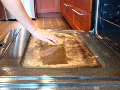 Стеклянная дверца духовки заблестит как новая: нанесите это средство на 10 минут и протрите поверхность — для его приготовления всё уже есть дома