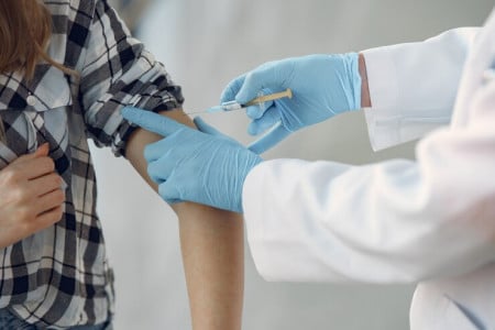 Отёки, боль и воспаления: медик предупредила о противопоказаниях к прививкам — когда не стоит спешить