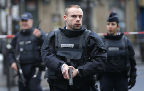 В центре Парижа неизвестный угрожает устроить взрыв в консульстве — каковы его требования