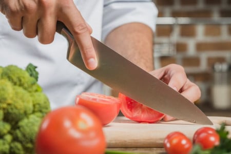 Кухонные ножи станут острее бритвы: очень простой способ заточки — справится даже неопытная хозяйка