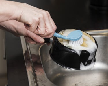 Любой налет на кастрюле сойдет за 2 минуты: сделайте эти незамысловатые движения — ваши гости позавидуют чистоте вашей посуды