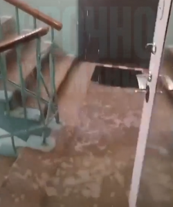 «Потекло с чердака»: подъезд жилого дома в Кировске затопило кипятком