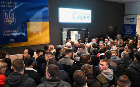 Злые и агрессивные беглые украинцы в Варшаве пытаются силой забрать свои загранпаспорта: «Пусть Зеля сам воюет»