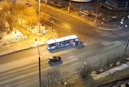 Соцсети: легковушка влетела в автобус на перекрестке в Мурманске
