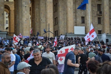 Радикалы безуспешно пытались сжечь флаг России в центре Тбилиси: от злости его разорвали