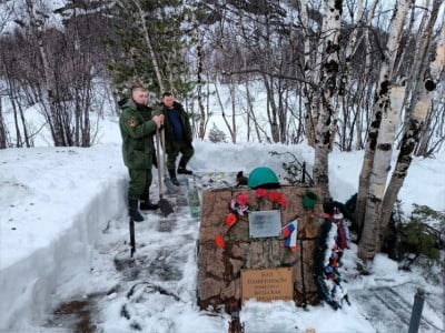 Спасатели Мурманской области благоустроили два мемориала на федеральной трассе