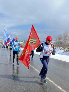Лыжники и спортивные энтузиасты из ЗАТО Александровск приняли участие в легкоатлетическом пробеге «Эстафета Победы — 2024»