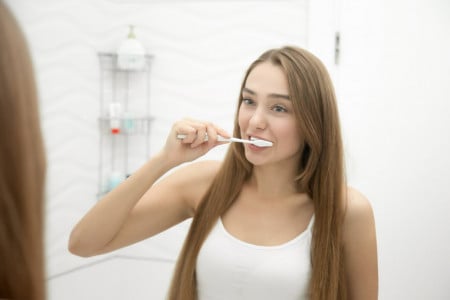 Стоматологи дали четкий ответ противникам использования зубной пасты: вот почему от нее нельзя отказываться