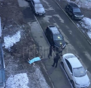 Обнаженная мурманчанка выпала из окна в доме на Маклакова — проводится проверка
