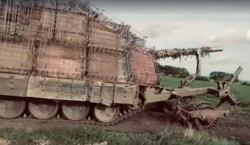 Дроны и мины против него бессильны: появились кадры работы новой российской военной техники — танк «Железный капут» поразил мир