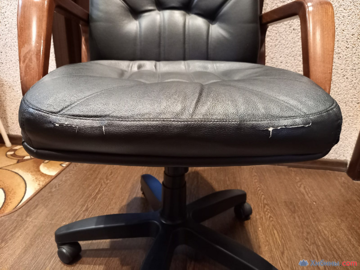 Офисно-компьютерное кресло