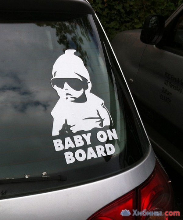 Наклейка ребенок в машине