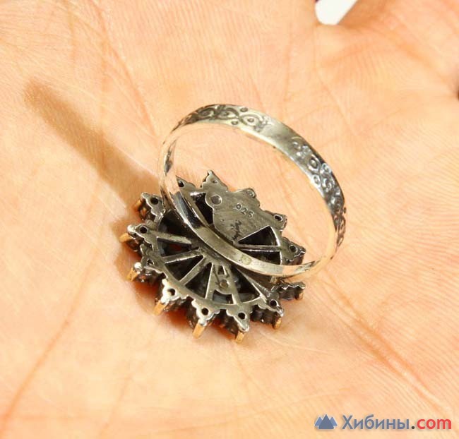 Серебряное кольцо с рубином и топазами.