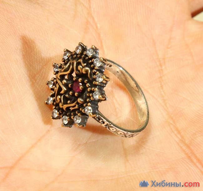 Серебряное кольцо с рубином и топазами.