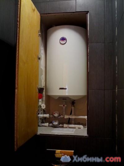 Водонагревательный бак и система учёта воды в нише для инсталляции подвесного унитаза.
Работы по сантехнике, отоплению и канализации. Виктория: +7 (964) 688-23-73