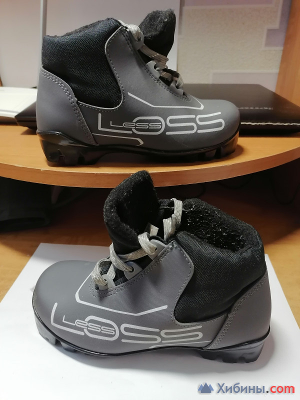 лыжные ботинки 31 и 34 размер и палкии