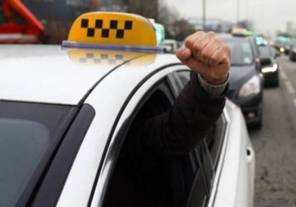 В Мурманске пассажир угнал у таксиста авто