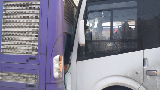 В Мурманске столкнулись автобус и маршрутка