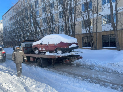 В Североморске брошенные авто отправляют на спецстоянку