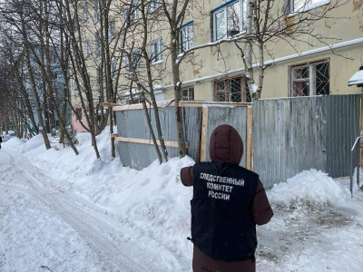 В Апатитах рабочий сорвался с крыши пятиэтажного дома во время чистки снега