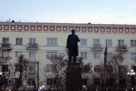 Юные скейтеры Мурманска разрушают памятник Ленину