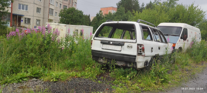 В Апатитах обнаружен бесхозный белый Opel