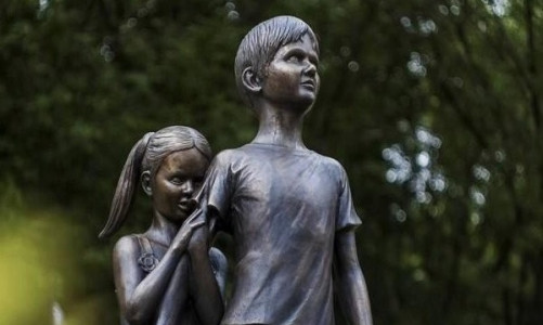 Акция в память детей-жертв войны в Донбассе: бумажные кораблики, минута молчания и виртуальные свечи