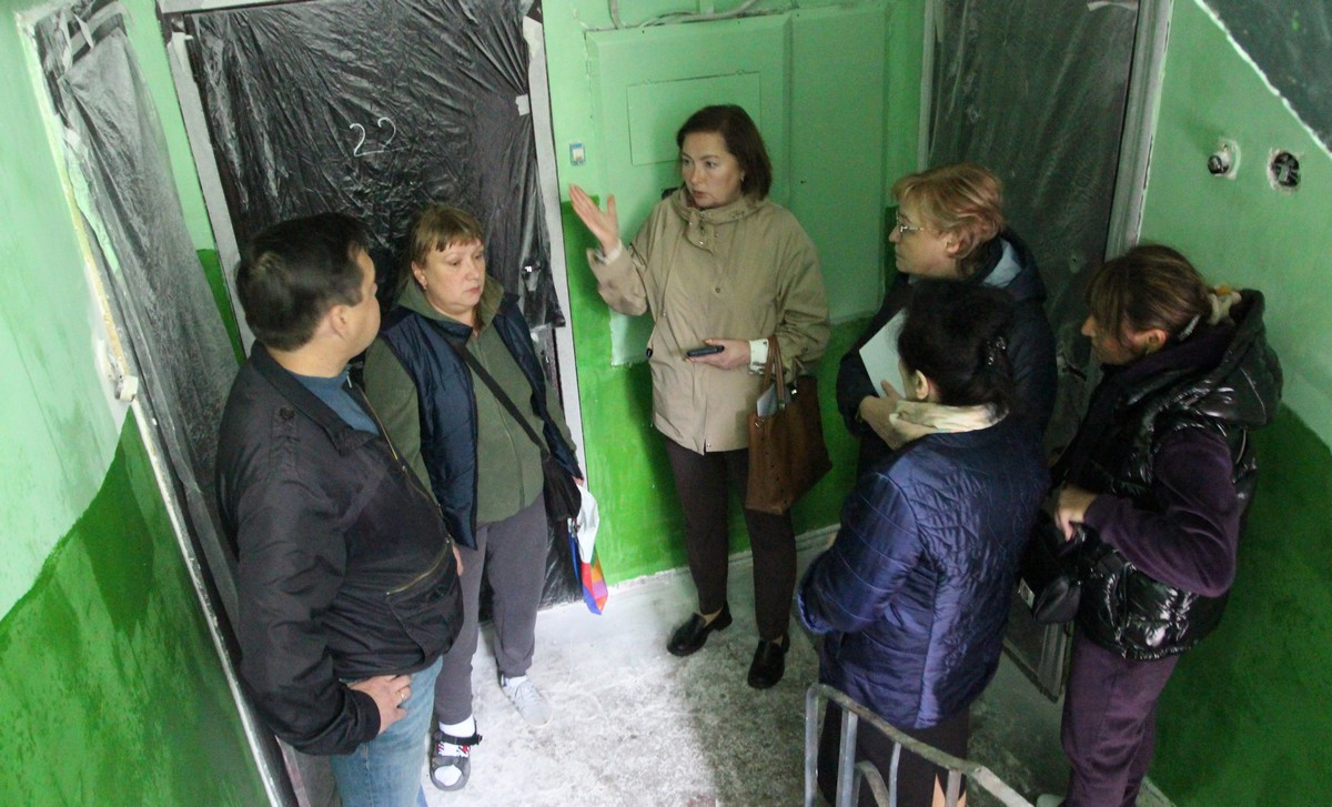 На проспекте Миронова в Коле жители встретились для обсуждения ремонта в подъезде