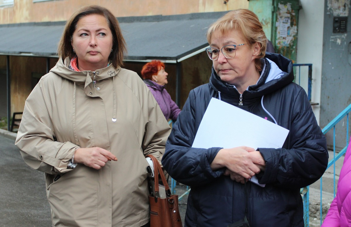 На проспекте Миронова в Коле жители встретились для обсуждения ремонта в подъезде