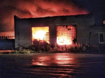 Пожар в Ковдоре едва не оставил владельца гаража без погрузчика и легковушки