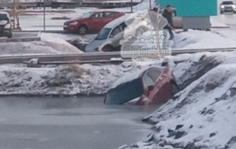 В Мончегорске легковой автомобиль после ДТП вылетел с трассы и оказался в водоеме
