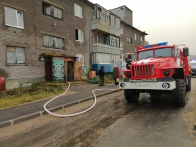 В Териберке из горящего дома эвакуировали пять человек