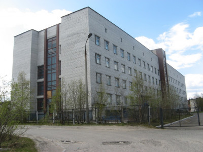 «Заброшку» в больничном городке Оленегорска снесут до 30 ноября