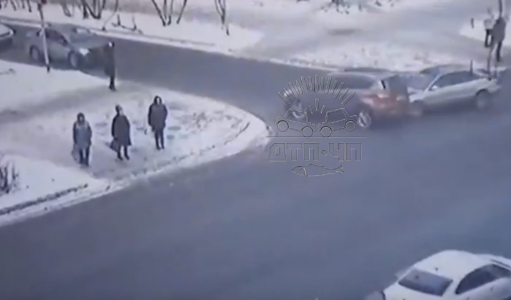 «Проклятое место»: момент аварии на перекрестке в Мурманске попал на видео